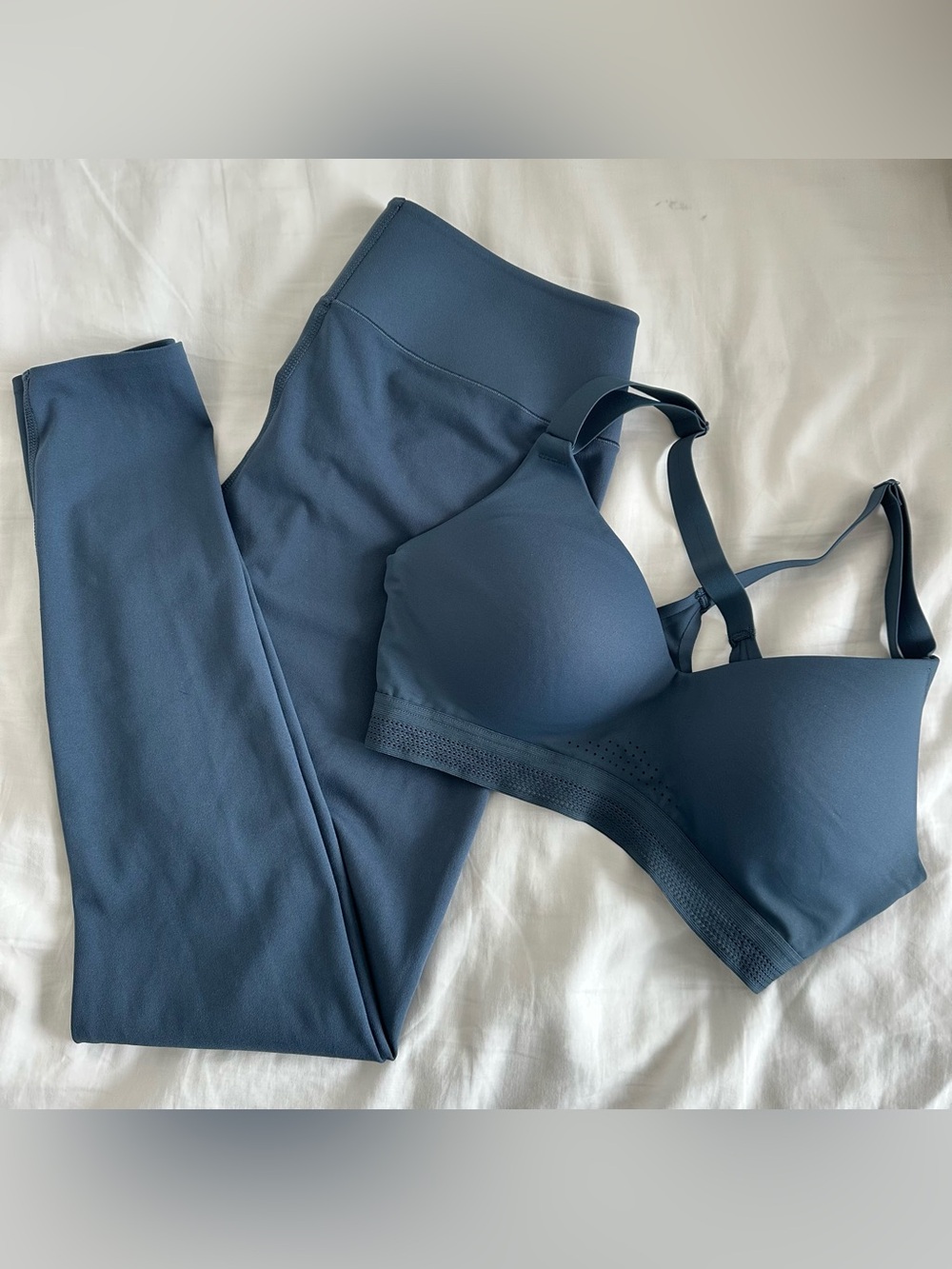 Uniqlo Seamless Blue Wireless Bra and Leggings Set
